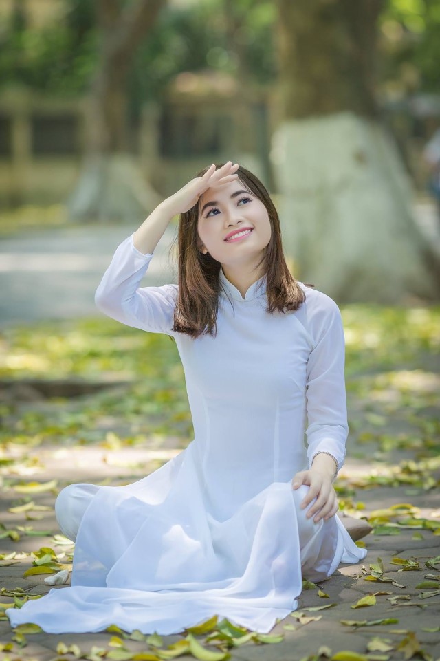 白いアオザイを着たベトナム人女性